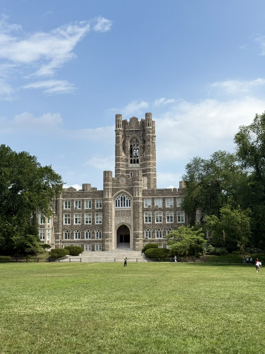 Summer at Fordham means stunning views of Keating and Edwards Parade! ☀️🌳

—
#Fordham #RoseHill #NYC #FordhamUniversity #Summer #TheBronx #KeatingHall
