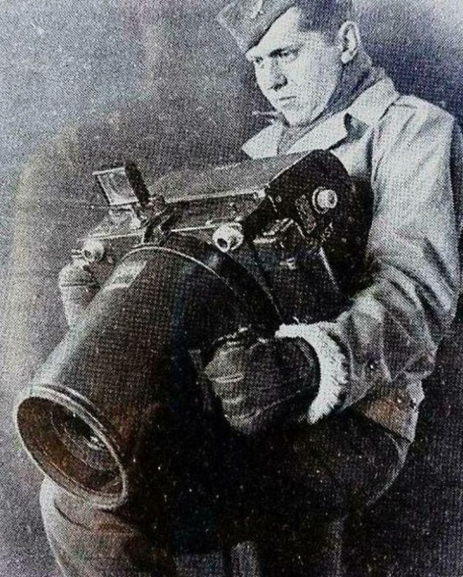 Fairchild K-17 camera used for aerial photos during World War 2. While these cameras were mostly mounted securely in aircraft for steady, automated shooting, they were also designed to allow limited “hand-held”operation, although the term seemed a bit optimistic. #cinepobre #WW3
