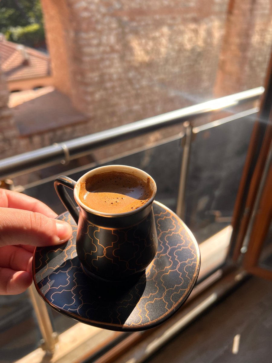 Hin tişt qet ji bîra min narin.
Ecêb e, çiqas qahwê çêkim,
 Apê me yê Mirto tê bîra min.
Rehmeta Xwedê lê be!