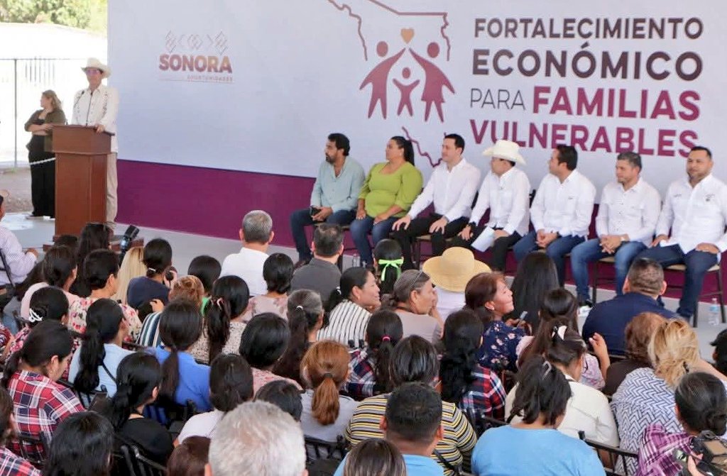 NOTICIAS MEGAVISION (@megavisionmx) on Twitter photo #AHORA En Navojoa Acompaña el presidente <a href="/JorgeEliasRetes/">Jorge Alberto Elías Retes</a> al gobernador <a href="/AlfonsoDurazo/">Alfonso Durazo</a> en la entrega de tarjetas del programa “Fomento Económico para Familias Vulnerables”, una acción que representa el verdadero rostro de la Cuarta Transformación que beneficiará a 2,600 familias #AHORA En Navojoa Acompaña el presidente <a href="/JorgeEliasRetes/">Jorge Alberto Elías Retes</a> al gobernador <a href="/AlfonsoDurazo/">Alfonso Durazo</a> en la entrega de tarjetas del programa “Fomento Económico para Familias Vulnerables”, una acción que representa el verdadero rostro de la Cuarta Transformación que beneficiará a 2,600 familias