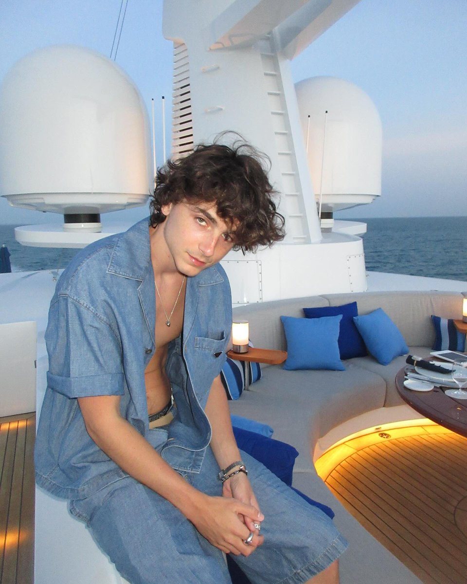 timotheeupdates's tweet image. Timothée Chalamet in newly shared picture 📸