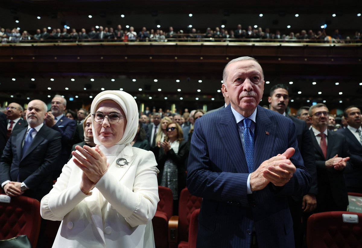 EmineErdogan's tweet image. 15 Temmuz’un yıl dönümünde ilk temsilini izlediğimiz “En Uzun Gece” destanı, milletimizin azim ve inançla yazdığı o eşsiz direnişi bir kez daha yüreklerimize nakşetti.
Bu büyük mücadeleyi unutmamak ve unutturmamak için emek veren herkesi gönülden tebrik ediyorum.…