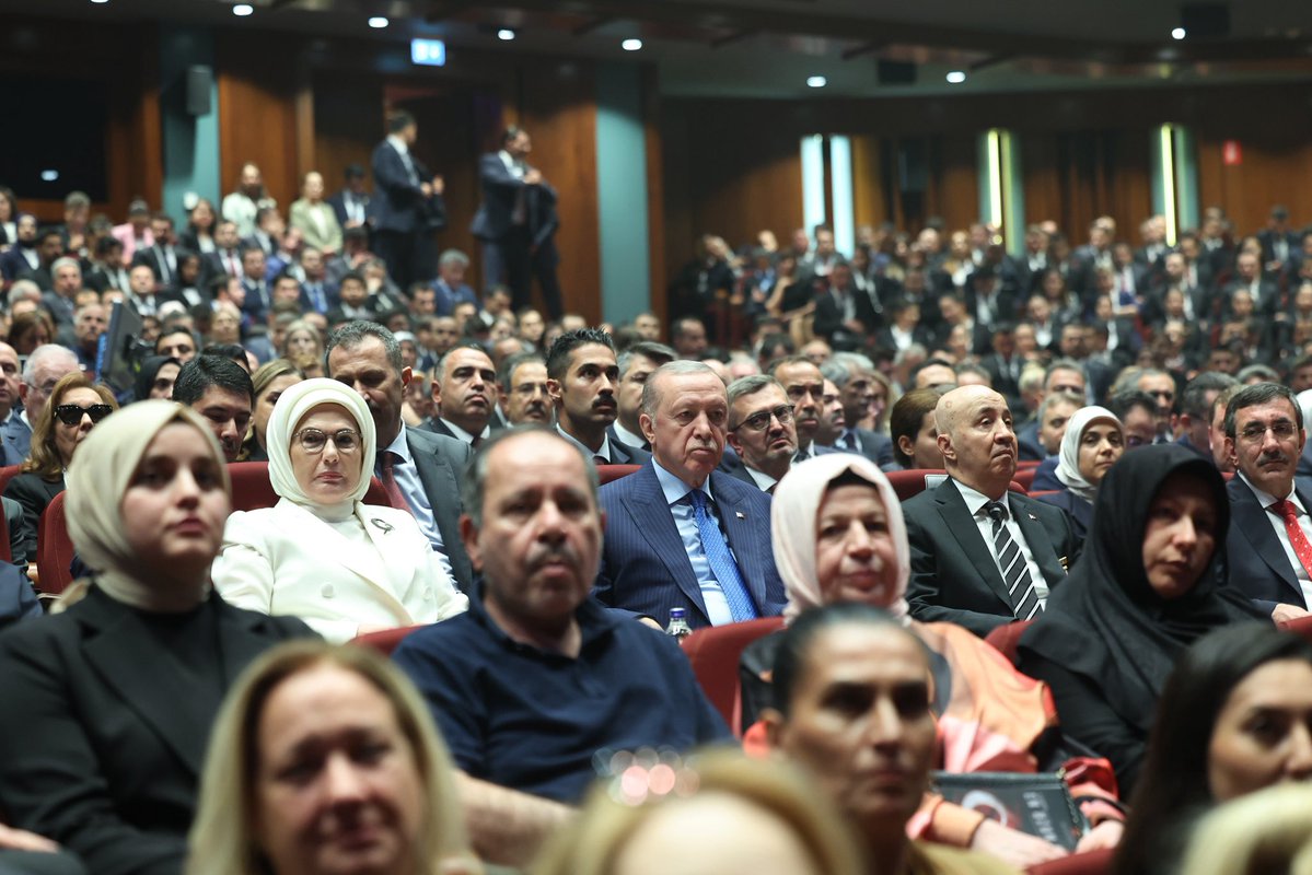 EmineErdogan's tweet image. 15 Temmuz’un yıl dönümünde ilk temsilini izlediğimiz “En Uzun Gece” destanı, milletimizin azim ve inançla yazdığı o eşsiz direnişi bir kez daha yüreklerimize nakşetti.
Bu büyük mücadeleyi unutmamak ve unutturmamak için emek veren herkesi gönülden tebrik ediyorum.…