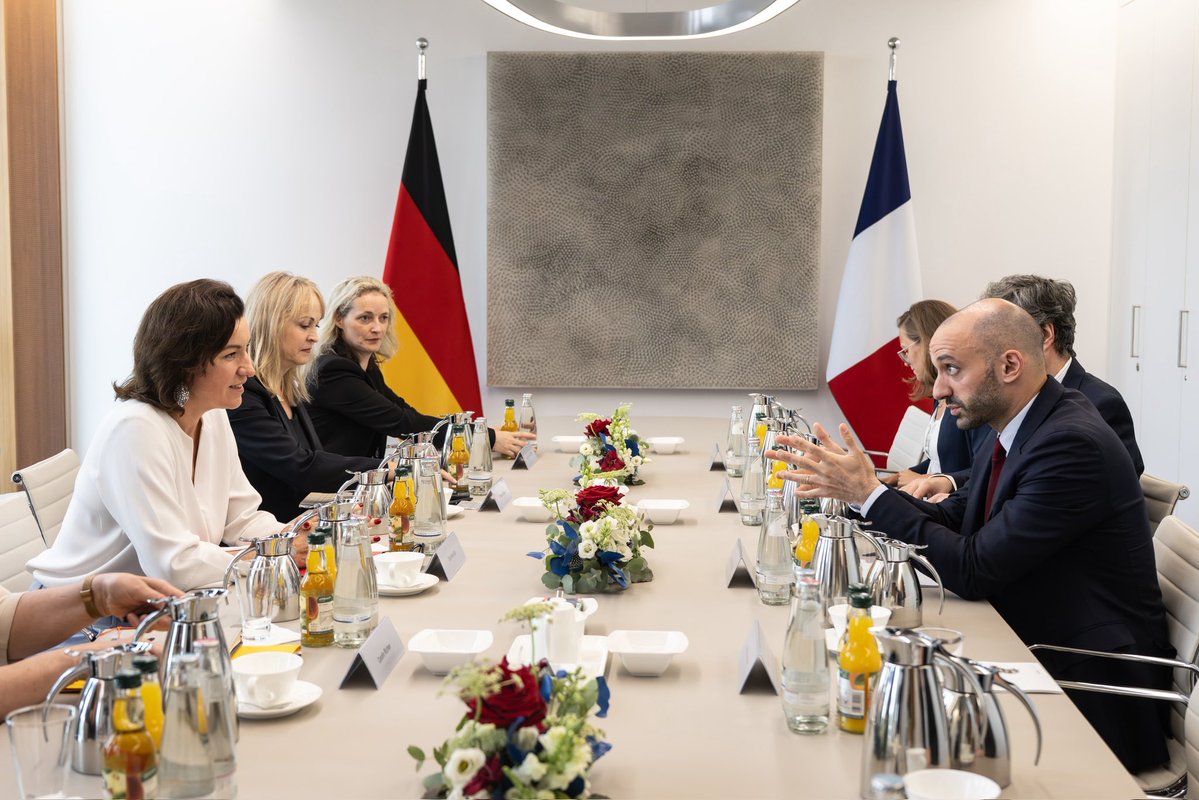 bmftr_bund's tweet image. Die 🇩🇪🇫🇷 Achse stärkt Europas Souveränität – in Luft- & Raumfahrt, KI, Energie, Verteidigung & Hightech. BM @DoroBaer im Austausch mit dem Minister für europäische Angelegenheiten @benjaminhaddad: Unsere Partnerschaft bleibt Motor für Innovation & Wettbewerbsfähigkeit in 🇪🇺!