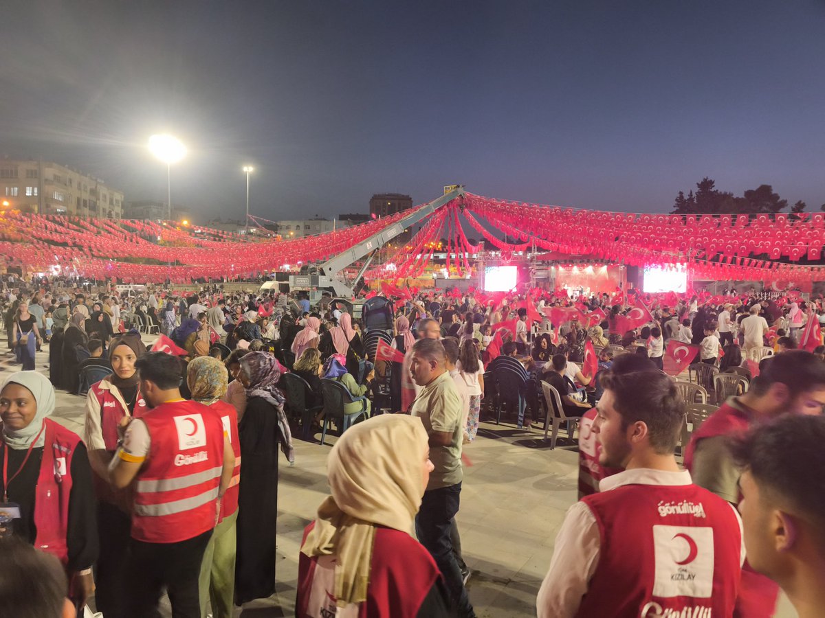 kizilayurfa's tweet photo. O gece, bir millet tek yürek oldu. 🇹🇷

Vatanına sahip çıkan kahramanlarımız; sizler, bu toprakların onur ve gurur anıtlarısınız.

15 Temmuz şehitlerimizi rahmetle, gazilerimizi minnetle anıyoruz. 🇹🇷 #15Temmuz https://t.co/uzz4wcDldi