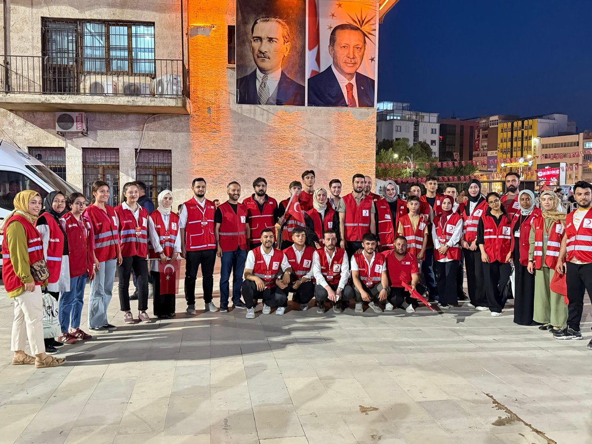 kizilayurfa's tweet photo. O gece, bir millet tek yürek oldu. 🇹🇷

Vatanına sahip çıkan kahramanlarımız; sizler, bu toprakların onur ve gurur anıtlarısınız.

15 Temmuz şehitlerimizi rahmetle, gazilerimizi minnetle anıyoruz. 🇹🇷 #15Temmuz https://t.co/uzz4wcDldi