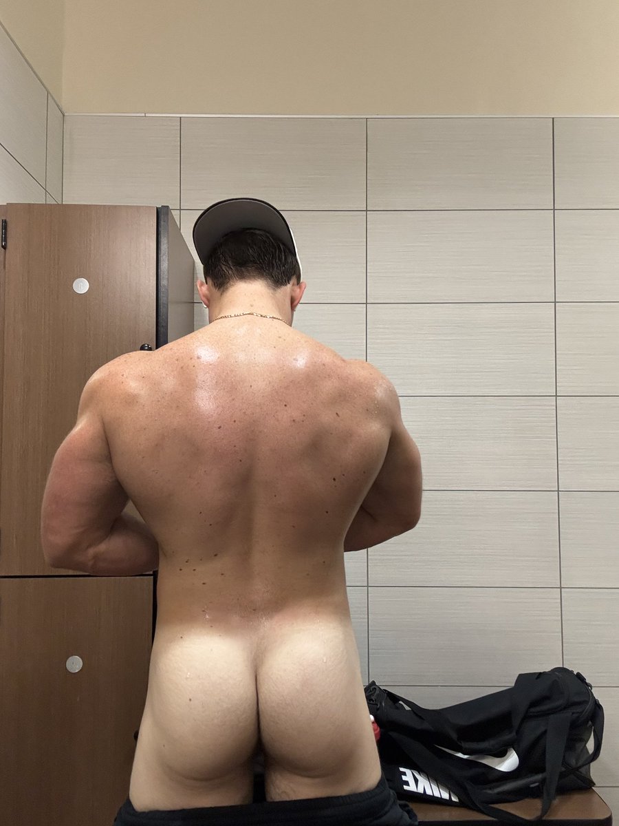 beefyzay_'s tweet photo. Just changing in the gym locker room ;) https://t.co/zHJI0JYJKM