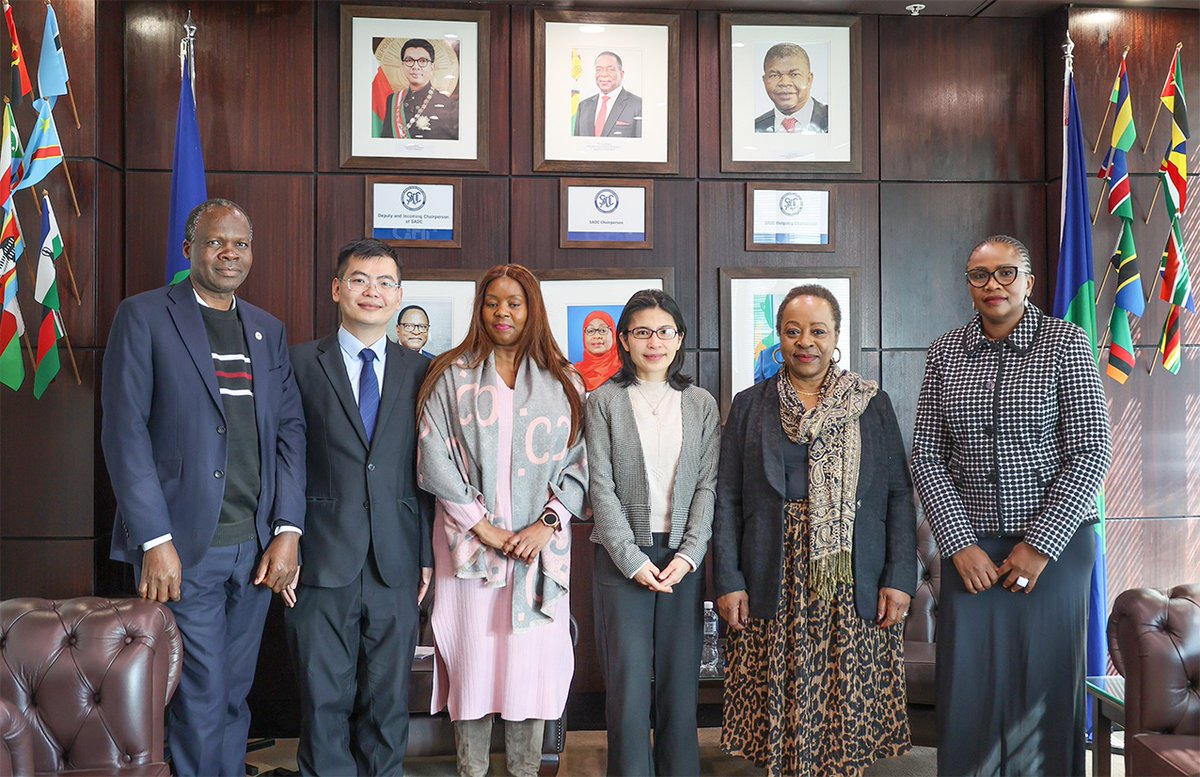 SADC_News's tweet image. #𝗦𝗔𝗗𝗖 𝗗𝗲𝗽𝘂𝘁𝘆 𝗘𝗦, @AngeleMakombo 𝗺𝗲𝘁 𝘄𝗶𝘁𝗵 𝗗𝗲𝗽𝘂𝘁𝘆 𝗔𝗺𝗯𝗮𝘀𝘀𝗮𝗱𝗼𝗿 𝗼𝗳 𝗣𝗲𝗼𝗽𝗹𝗲’𝘀 𝗥𝗲𝗽𝘂𝗯𝗹𝗶𝗰 𝗼𝗳 𝗖𝗵𝗶𝗻𝗮 𝘁𝗼 𝗕𝗼𝘁𝘀𝘄𝗮𝗻𝗮 𝘁𝗼 𝗱𝗶𝘀𝗰𝘂𝘀𝘀 𝗺𝗮𝘁𝘁𝗲𝗿𝘀 𝗼𝗳 𝗺𝘂𝘁𝘂𝗮𝗹 𝗶𝗻𝘁𝗲𝗿𝗲𝘀𝘁 sadc.int/latest-news/sa…
@EliasMagosi