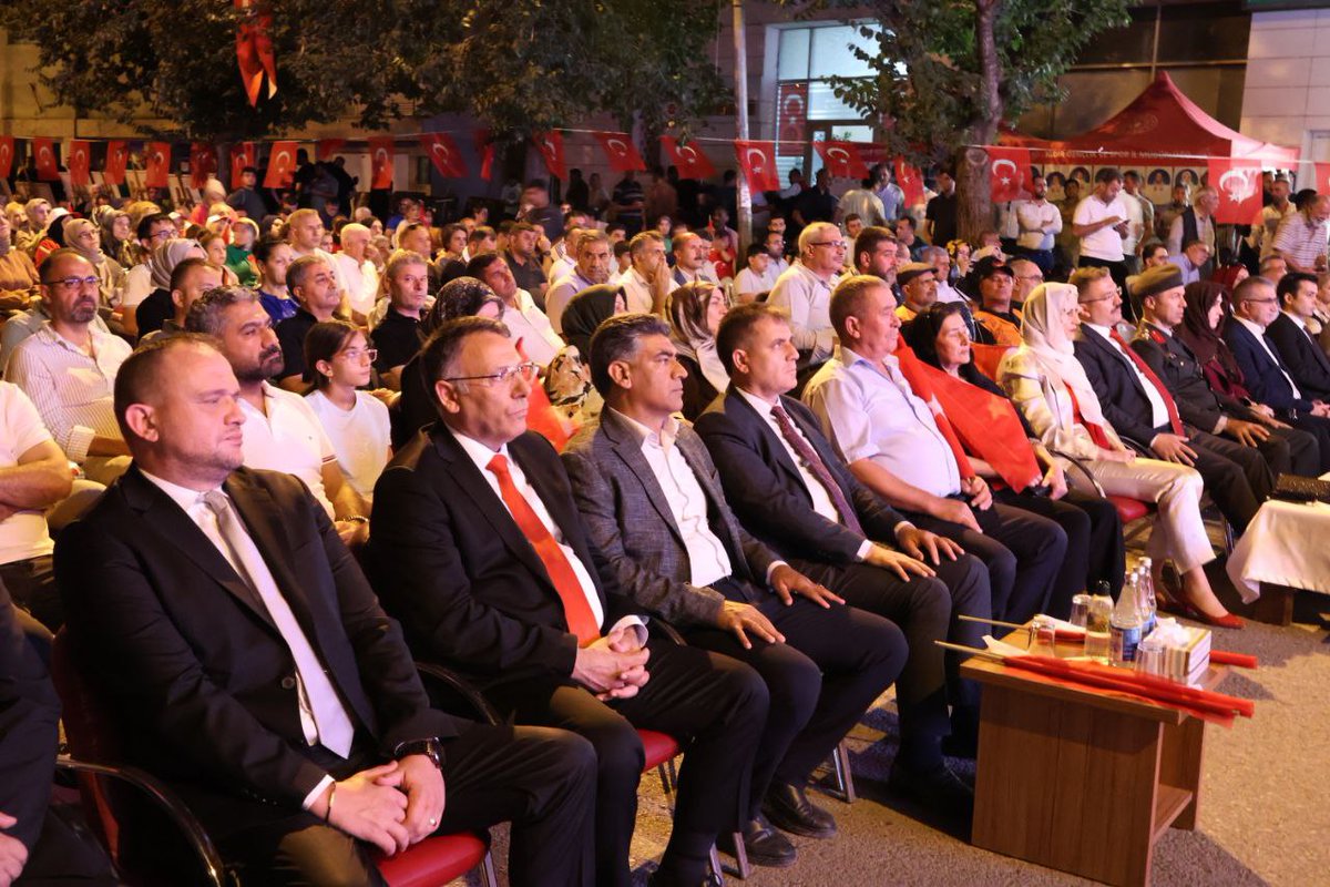 15 Temmuz, milletin iradesine sahip çıktığı, liderinin izinde destan yazdığı gecedir.
Cumhurbaşkanımızın çağrısıyla meydanlar doldu, vatan yalnız bırakılmadı.
Vatan uğruna can veren aziz şehitlerimizi rahmetle, kahraman gazilerimizi minnetle anıyorum.
Unutmadık, unutmayacağız…