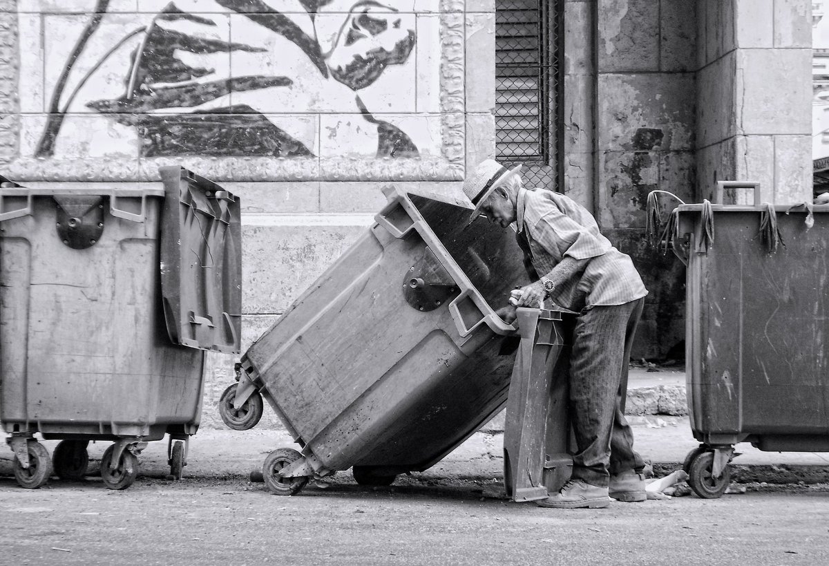 arielmaceo86's tweet image. 🇨🇺: La ministra del trabajo de Cuba @MartaEFeito dice que en Cuba no hay mendigos. 
Pero eso es mentira: 
Cuba está llena de mendigos que comen de la basura. Comienzo con esta foto que ustedes conocen y comparten, lo que muchos no saben es que la tomé yo, en el 2016👇🏽
