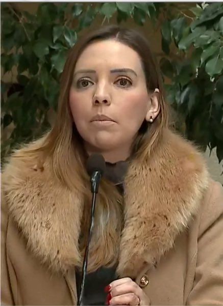 Como les cambia la vida a quienes viven de la teta del estado, aquí el ejemplo de Camila Flores 
Sin teta del estado 👇🏾  Con teta del estado👇🏾