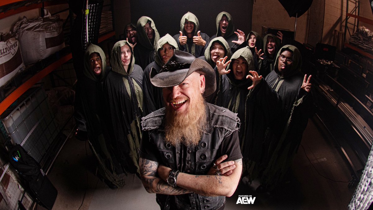 jasoncmiller's tweet image. Jason Charles Miller and the Kenny Omega Choir!
.
.
.
.
.
@KennyOmegamanX @AEW 📷: Speedy Havlik #aew #kennyomega @SOKENsquareenix