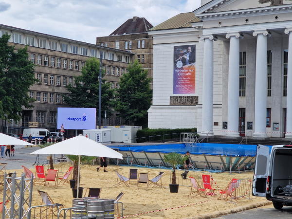 Die Hotte-Wolee kennt Duisburg ja schon lange als Geheimtipp. Dort kann man sogar vor dem Theater in der Sonne liegen und Baden.

duisburg-heute.com/events/event/s…