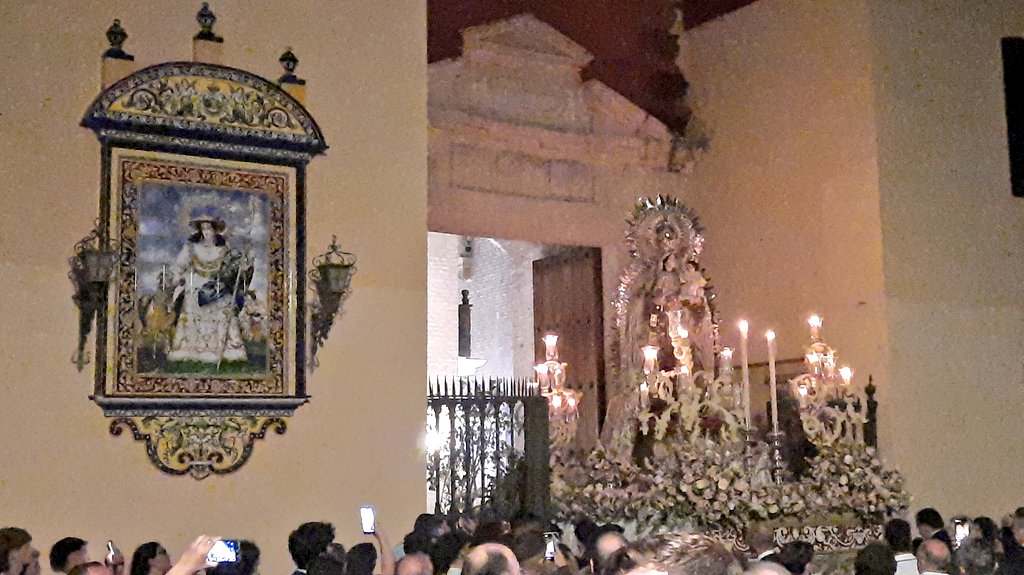 🔵 #ActualidadPastoreña | Una representación de nuestra hermandad, encabezada por el hermano mayor, <a href="/mspolidoro72/">Miguel Sánchez Polidoro</a>, con estandarte y varas, acompañó al <a href="/CarmenStaAna/">Hdad. Carmen de Santa Ana</a> este pasado sábado 12 de julio por las calles de nuestro viejo arrabal de Triana
#GloriasSevilla25