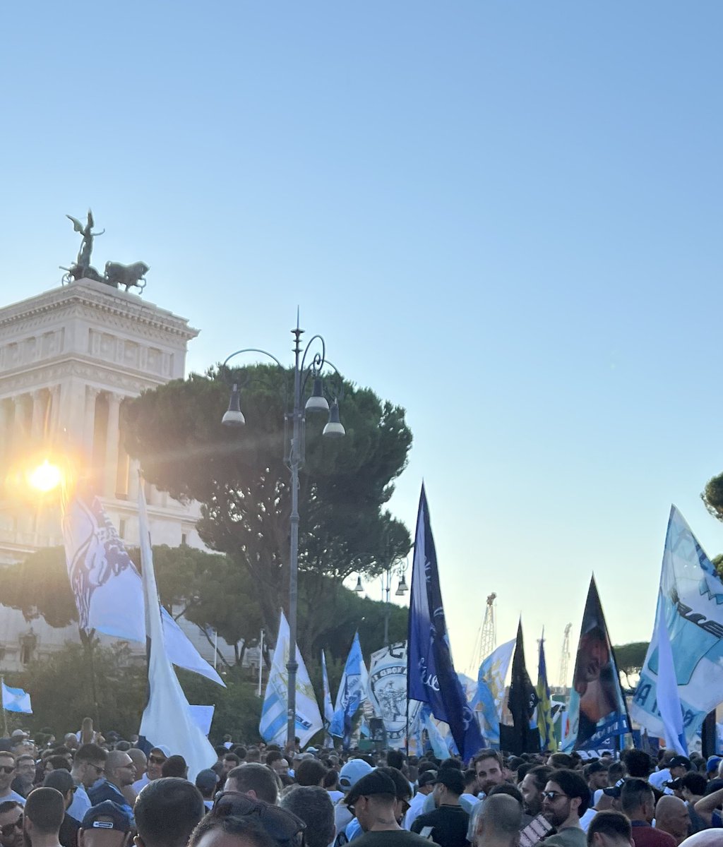 La Lazio mia… in cima al mondo c’è la Lazio mia! 

#lotito vattene