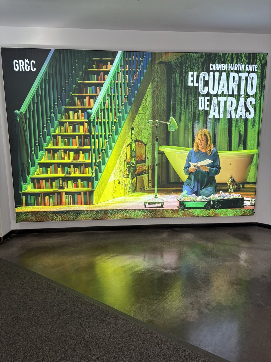 Què és el record sinó l’ombra d’un passat entre imaginari i real, entre personal i col·lectiu? Què és l’escriptura sinó l’intent de posar llum de paraules a aquestes ombres? De tot això ens parla amb in teatre absolutament poètic #ElCuartoDeAtrás. M’explico👇🏼