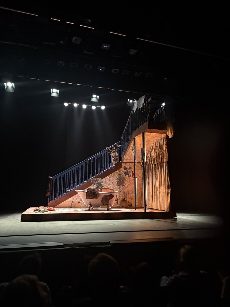 L’ajuden el fantasmagòric Alberto Iglesias i els personatges d’una Nora Hernández de traca. Un text difícil aconsegueix captar l’atenció per, com diuen, deixar-te endur pel present. Per allò que veus i sents amb una escenografia capaç de transportar-te a #ElCuartoDeAtrás