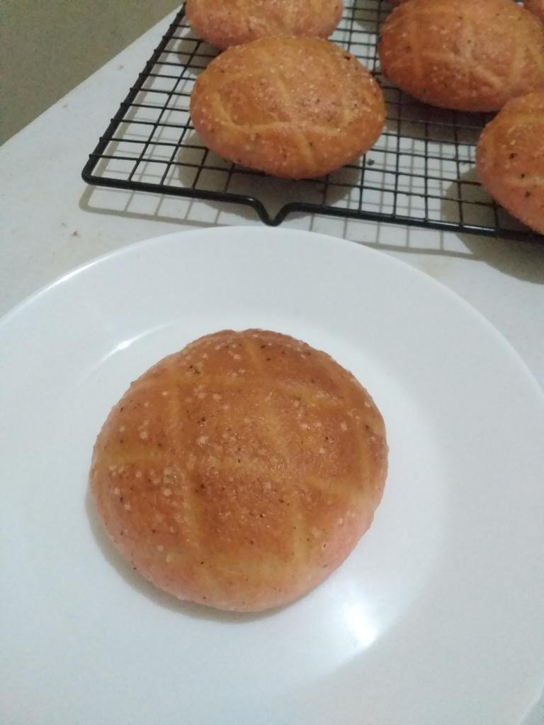 ardiazhari's tweet image. Strawberry melon pan #unfiltered #discard #sourdough #buns #sweet #bread #homebaker #homemade #baking #3am