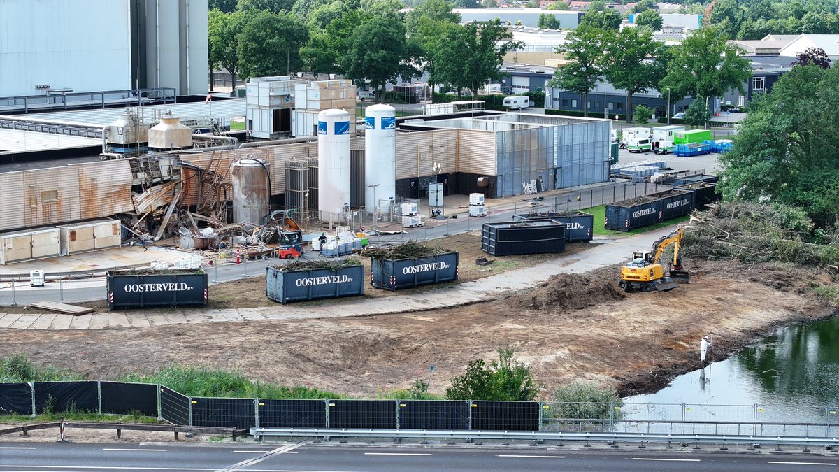 4ernst's tweet image. Het terrein bij Friesland Campina in #Borculo is vervuild na de calamiteit van vrijdag 4 juli 2025. het opruimen gaat nog enkele weken duren.  #dronefoto #achterhoek #berkelland