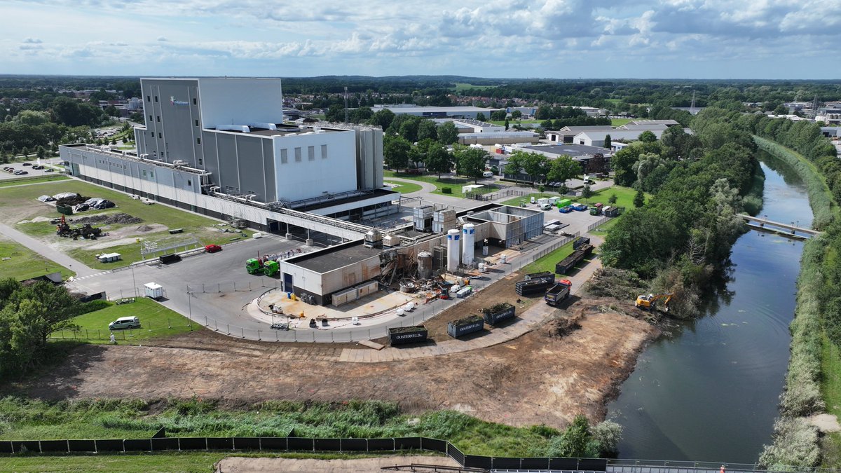 4ernst's tweet image. Het terrein bij Friesland Campina in #Borculo is vervuild na de calamiteit van vrijdag 4 juli 2025. het opruimen gaat nog enkele weken duren.  #dronefoto #achterhoek #berkelland
