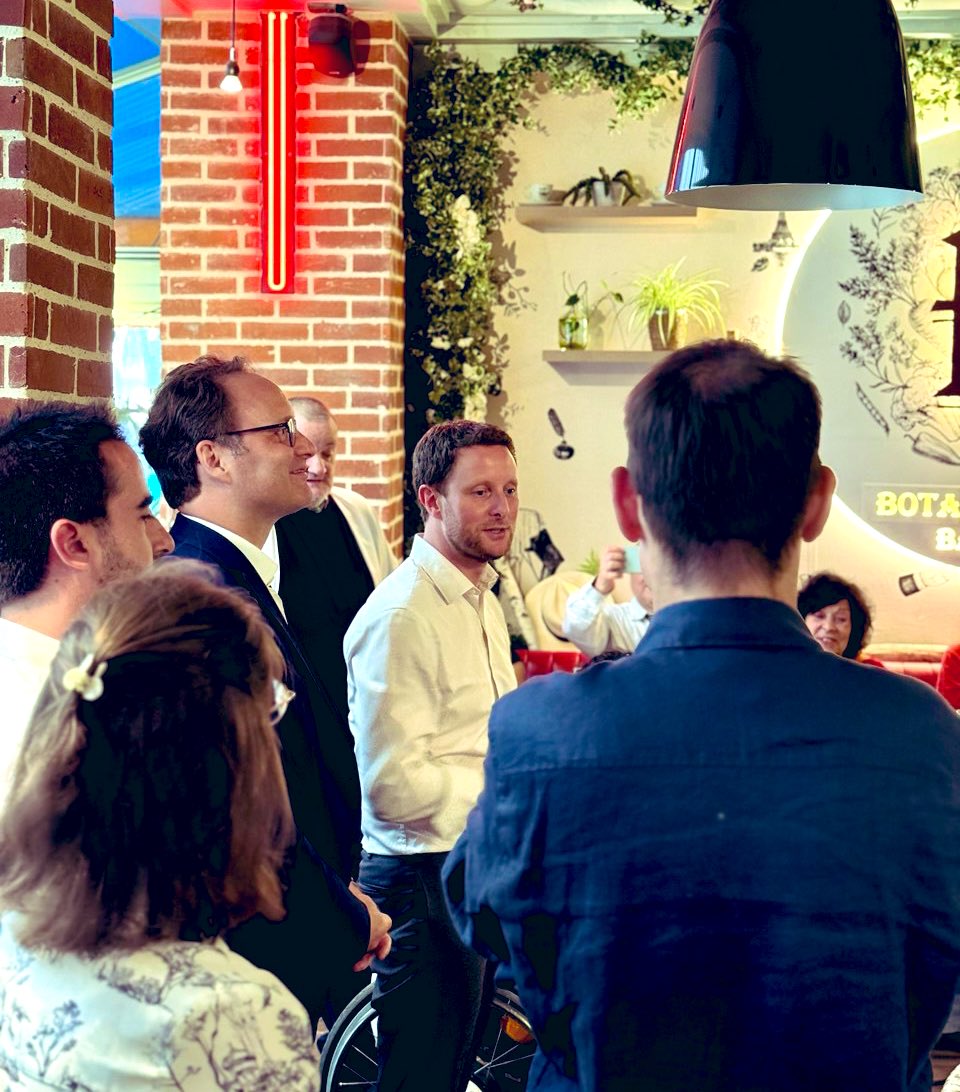 CBeaune's tweet image. Heureux de retrouver nos militants du centre et de l’Est de #Paris ! Engagés pour notre ville, notre projet, nos valeurs, en toute liberté ! 🇫🇷 @RE__Paris