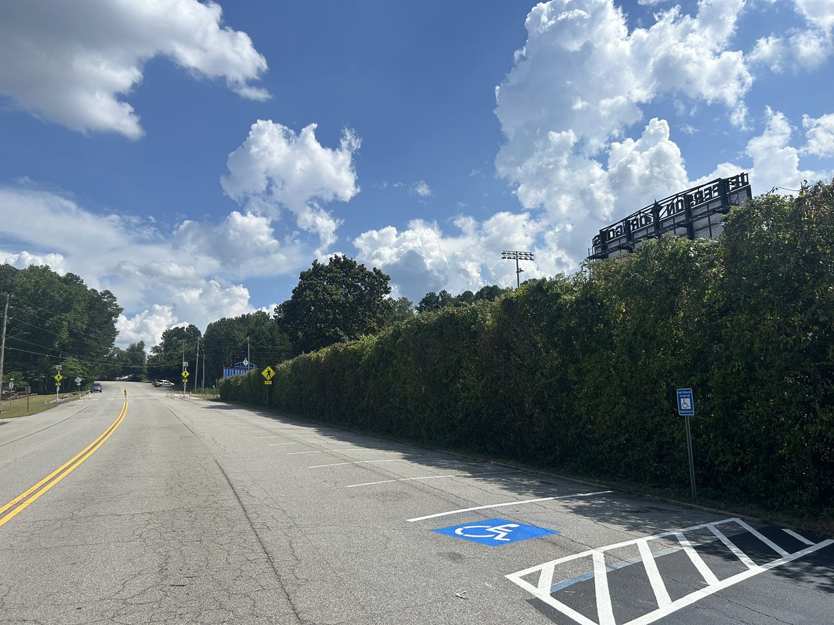 jtowndragons's tweet image. The boys from Jackson EMC have spent over 40 hours on the hedges at Memorial Stadium. They are 100% invested in our community. Thank you for your service and commitment to Jefferson. Go Dragons!!!!!!