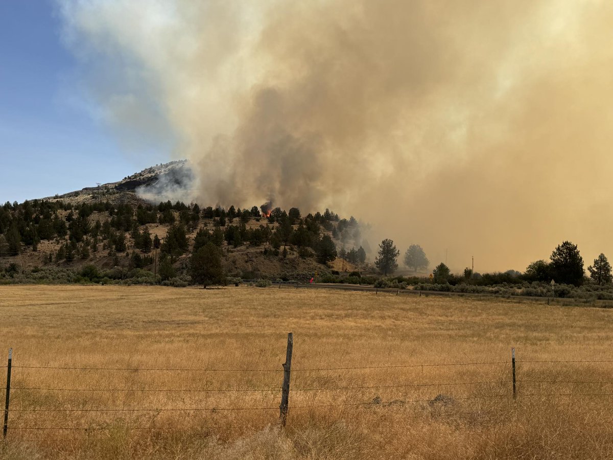 OSFM's tweet image. There are several road closures and evacuation notices in place for the #CramFire. Info at the links below.
🚨EVACUATION MAPS:
• Jefferson Co: tinyurl.com/JCSOEvacMap
• Wasco Co: tinyurl.com/WascoCountyEva…
🚗ROAD UPDATES:
• tripcheck.com
(📸 Wasco Co. Sheriff)