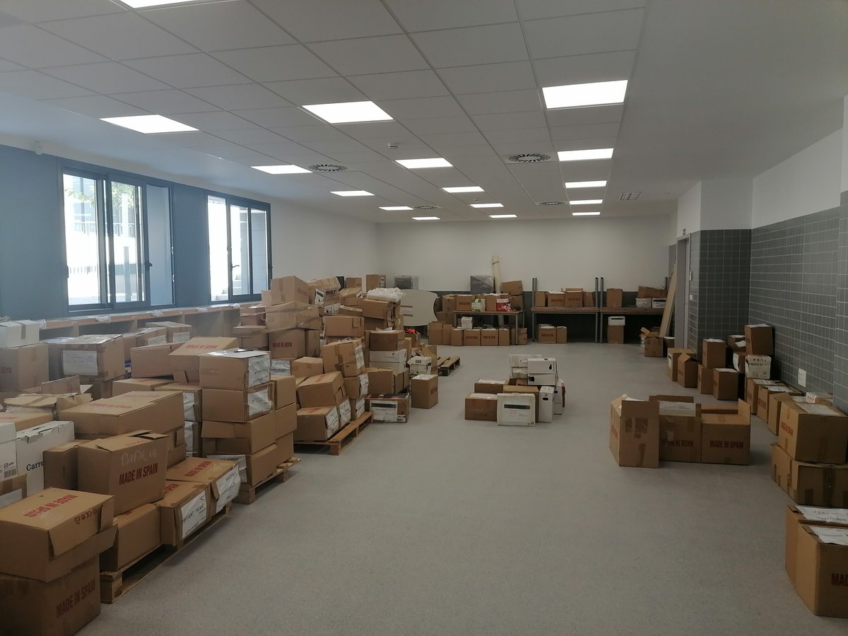 Edutilia's tweet image. Mudanza al nuevo #IESAzorín de #Petrer. La futura biblioteca. Queda un largo camino