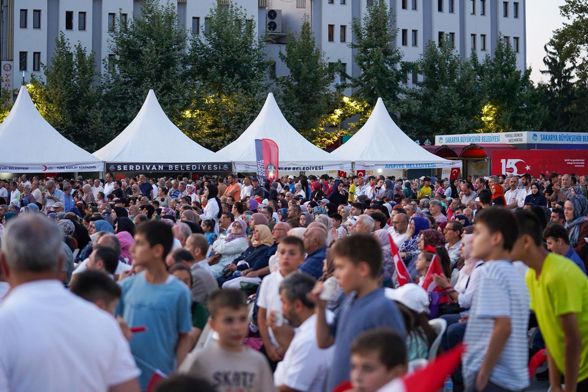 📌Sakarya Demokrasi Meydanı’nda düzenlenen 15 Temmuz Demokrasi ve Millî Birlik Günü anma programında milletimizin direniş ruhuna bir kez daha tanıklık ettik. 

Aziz şehitlerimizi rahmet, gazilerimizi minnetle andık.
 #15Temmuz #TürkiyeGeçilmez