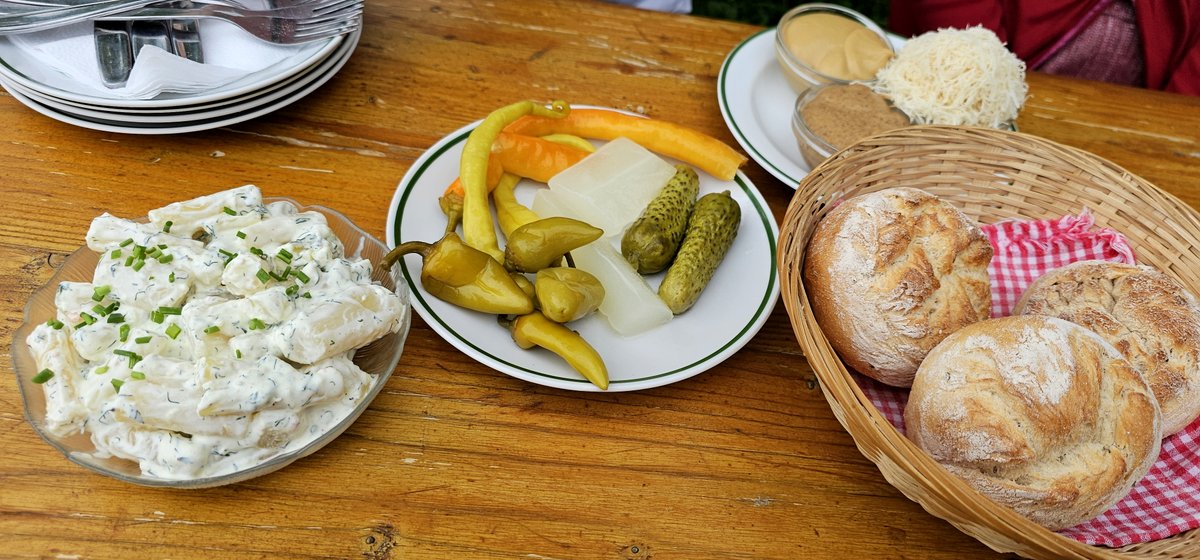 Beim Heurigen am Rande des Wienerwaldes mit Blick auf die Stadt (siehe nächsten Post ➡️)

Stelze/Eisbein

#Wien