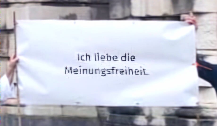 Gestern fand die erste Bademantel-Mahnwache für die Meinungsfreiheit in München statt. Vor dem Justizpalast standen wir in Bademänteln. Viele Leute sprachen uns an; die Reaktionen waren hundertprozentig positiv!
Machst Du auch mit beim nächsten Mal?
#Bademantel #Meinungsfreiheit