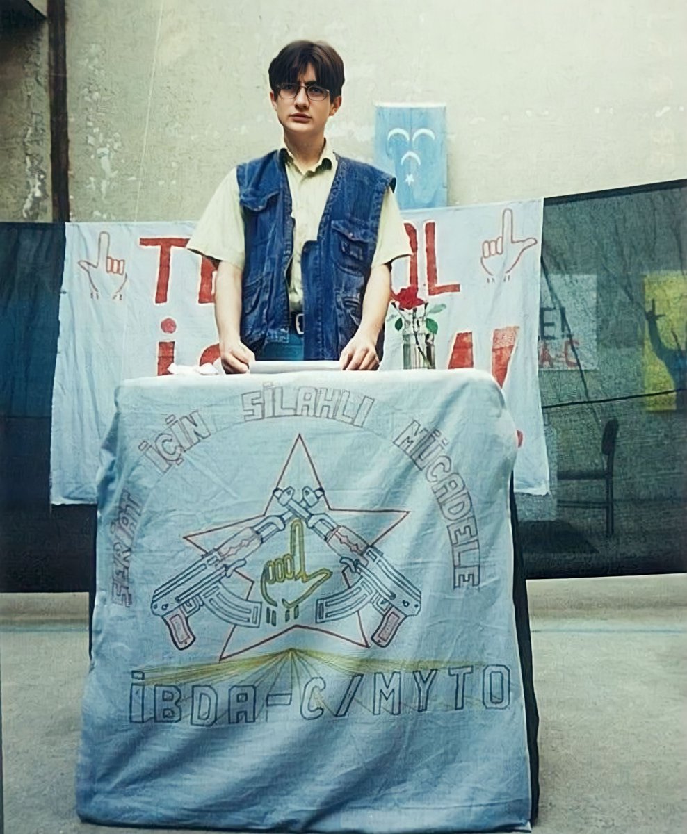 15 Temmuz şehidi gönüldaş Halil Kantarcı’nın ilk gençlik yıllarına ait Metris Cezaevi’nde çekilmiş bir fotoğrafı. Yetkili makamlarca güzellemesi yapılması bir yana; gönüldaşları o gece niçin öne atıldığından bahis açınca ifadeye mevzu oluyor! Şehide rahmet!