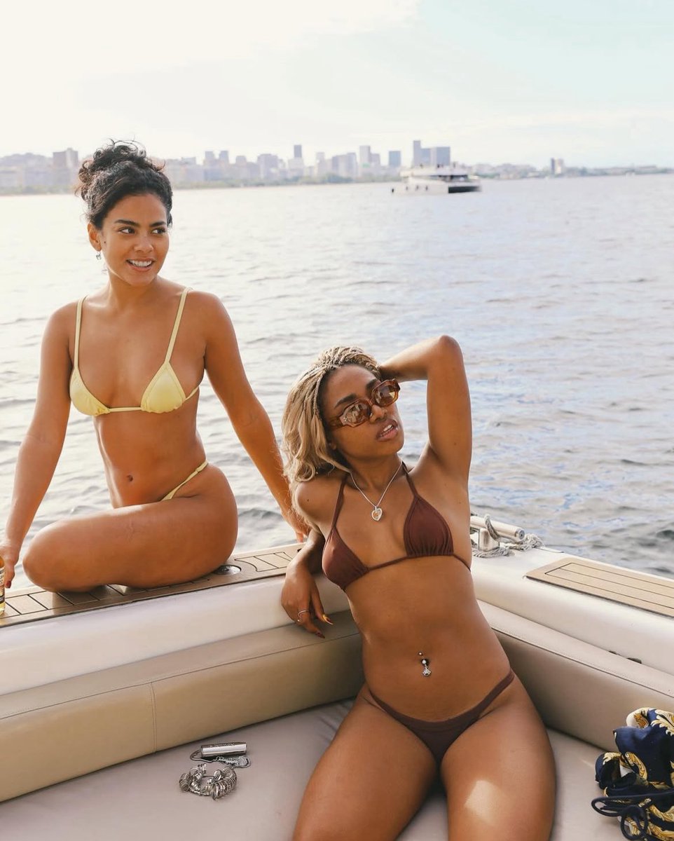 centralebony's tweet image. Shippariam? Ebony e Bella Campos curtindo no Rio de Janeiro ⛴️