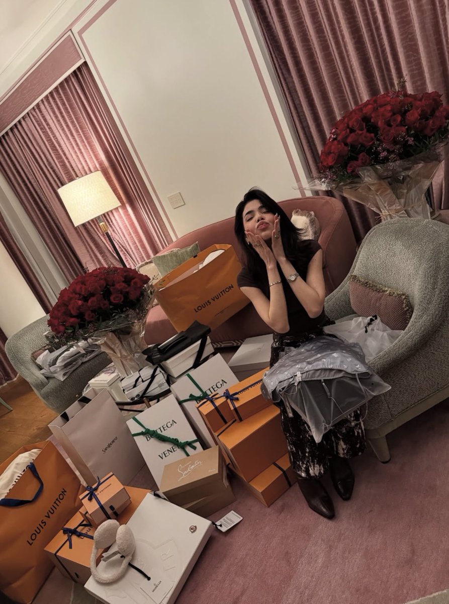 cali939's tweet image. . #pesopluma celebra el cumpleaños de su novia con un tierno mensaje en redes: “Feliz cumpleaños amor de mi vida !” ❤️🔥 #keniaos
📸: @PesoPluma