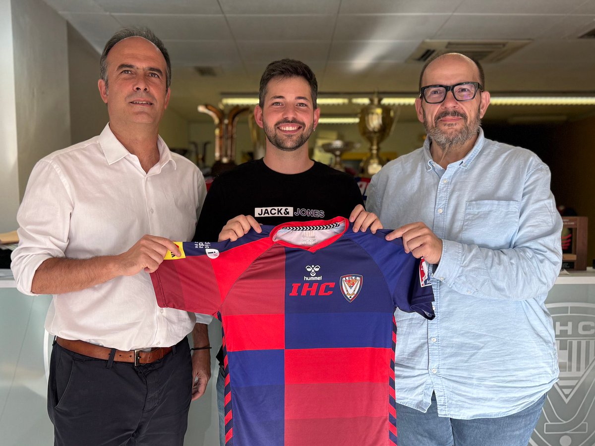 #oknaccat

<a href="/rojungl/">Roger Juncosa Galbis</a>, nou entrenador de l'IHC C. 

"L'Igualada és un club emblemàtic. Em motiva per com s'estan bolcant amb la base". 

kiliansebria.cat

<a href="/IgualadaHC/">Igualada Hoquei Club</a> 
<a href="/AiguadeRigat_/">Aigua de Rigat</a> 
<a href="/som_dhoquei/">Som d'Hoquei</a> 
<a href="/okcatcat/">OKCAT🎗️🇨🇭🇧🇪🏴󠁧󠁢󠁳󠁣󠁴󠁿🇩🇪</a>
<a href="/FCPatinatge/">FCPatinatge</a>
<a href="/FedPatinaje/">RFEPatinaje</a> 
Foto IHC