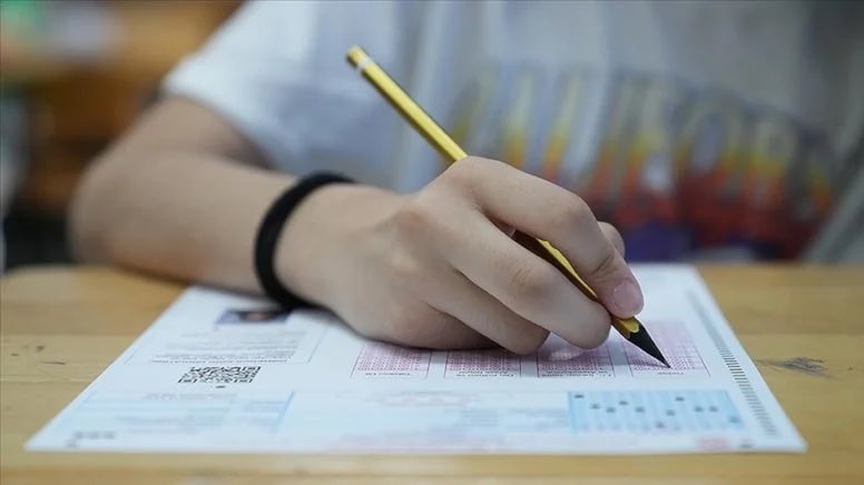 İYİ Parti Milletvekili Turhan Çömez, LGS sınavına ilişkin “şaibe” ve “usulsüzlük” iddiaların ardından Bursa'da bir okulda eğitim gören 36 öğrencinin 500 tam puan aldığını açıkladı.