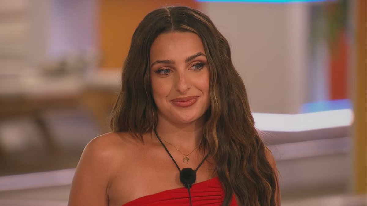 bradynewstead's tweet image. Unpopular opinion
She’s starting to look weird #LoveIsland #loveislanduk