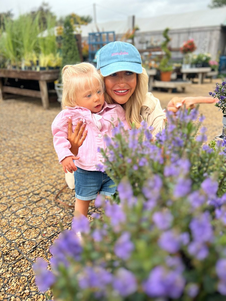 stomababe's tweet image. Getting Scarlett into flowers so she can be my new gardening assistant. 🌸