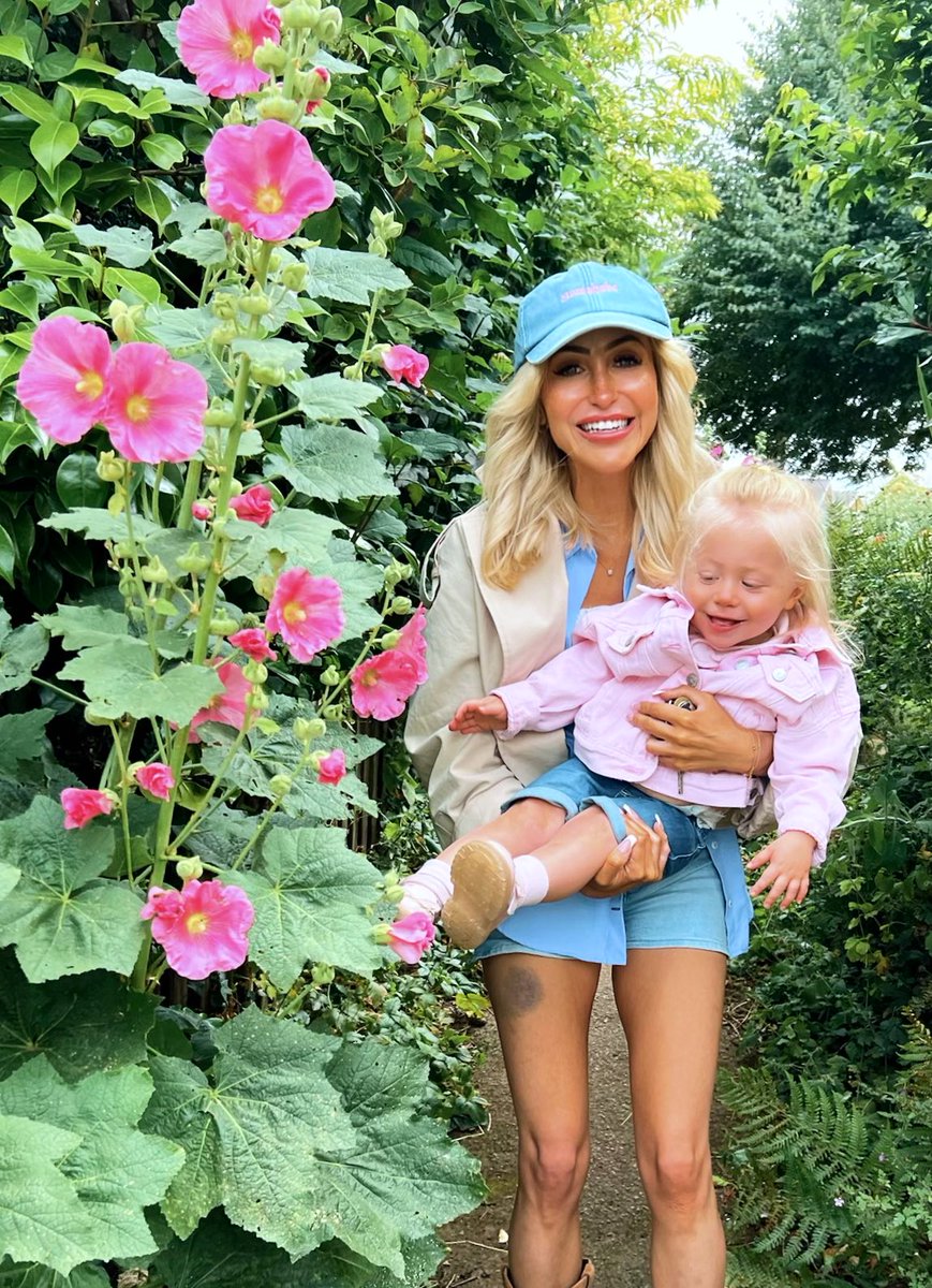 stomababe's tweet image. Getting Scarlett into flowers so she can be my new gardening assistant. 🌸