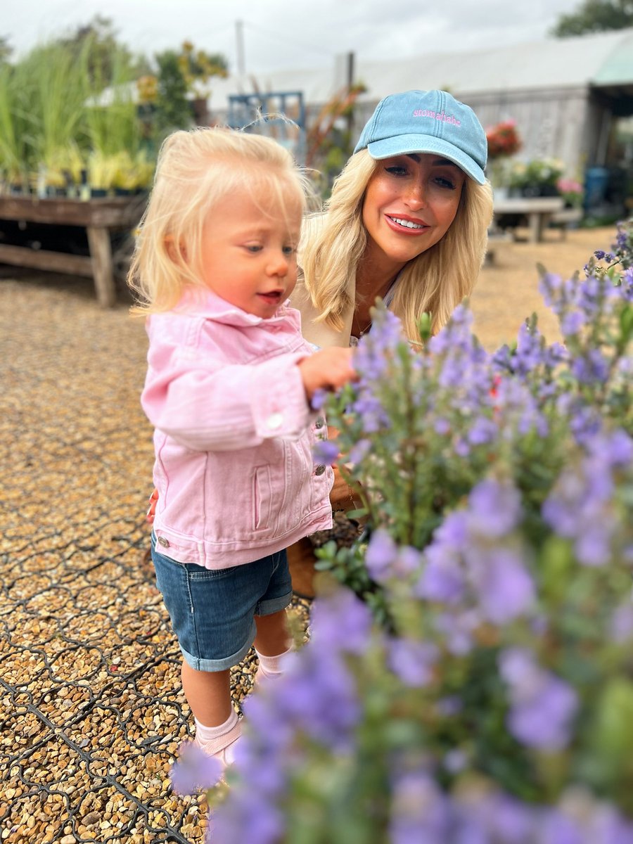 stomababe's tweet image. Getting Scarlett into flowers so she can be my new gardening assistant. 🌸