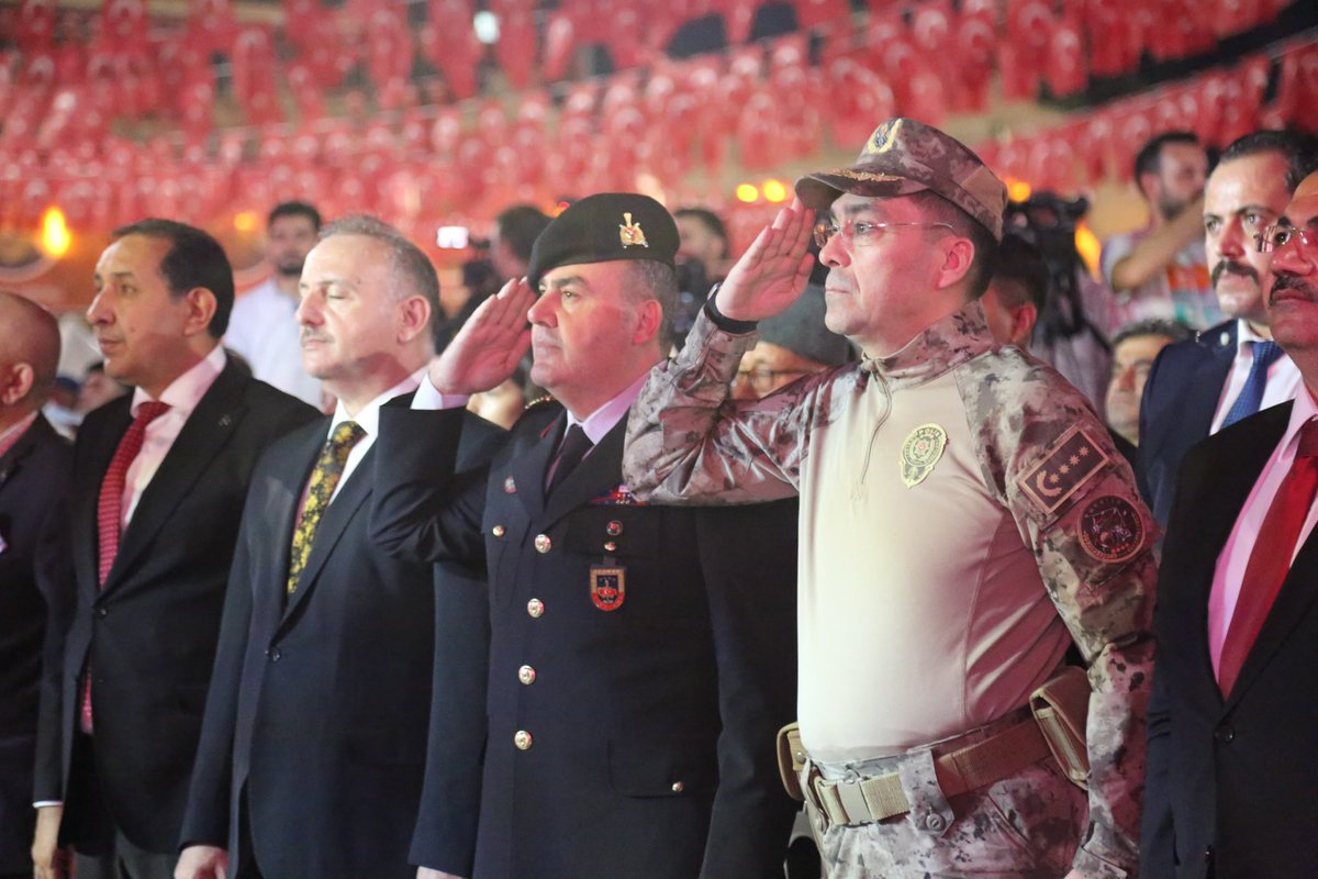15 Temmuz’u Unutmadık, Unutturmayacağız 🇹🇷

Şanlıurfa’da Rabia Meydanı’nda düzenlenen 15 Temmuz Demokrasi ve Milli Birlik Günü programı, büyük bir coşku ve yoğun katılımla gerçekleşiyor.

Valimiz Sayın Hasan Şıldak, kıymetli eşim ve İl Protokolümüz, teşkilat mensuplarımız ve