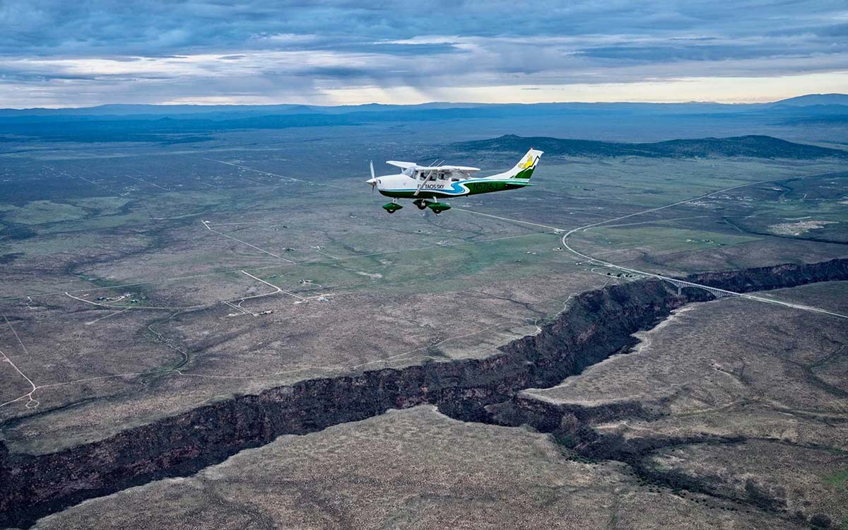 505Nomad's tweet image. Fly Taos Sky is a local flight operator offering sight-seeing tours, flight training, aircraft rentals and management out of Taos Regional Airport.
newmexiconomad.com/fly-taos-sky/
#charterflights #aerialview #NewMexico #travel #adventure #vacation #scenic