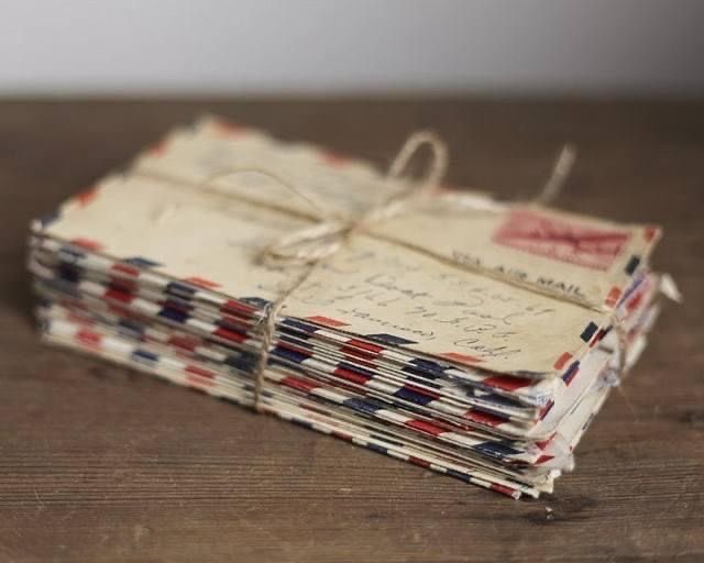 ليتني كنت شاهدة كيف تُكتب رسائل حب أجدادنا على ورق مخطوط بقلم لا يعرف الكذب ، كيف كانت الردود تتأخر لا لسبب سوى انها لم تصل بعد ،كيف تكون لحظه استقبال الظرف لقراءه رسالة طال انتظارها،  كيف تحكي العيون بنفسها عما هو مكتوب دون أي كلام يقال ، كيف تحتفظ الرسائل المعطرة لسنوات في