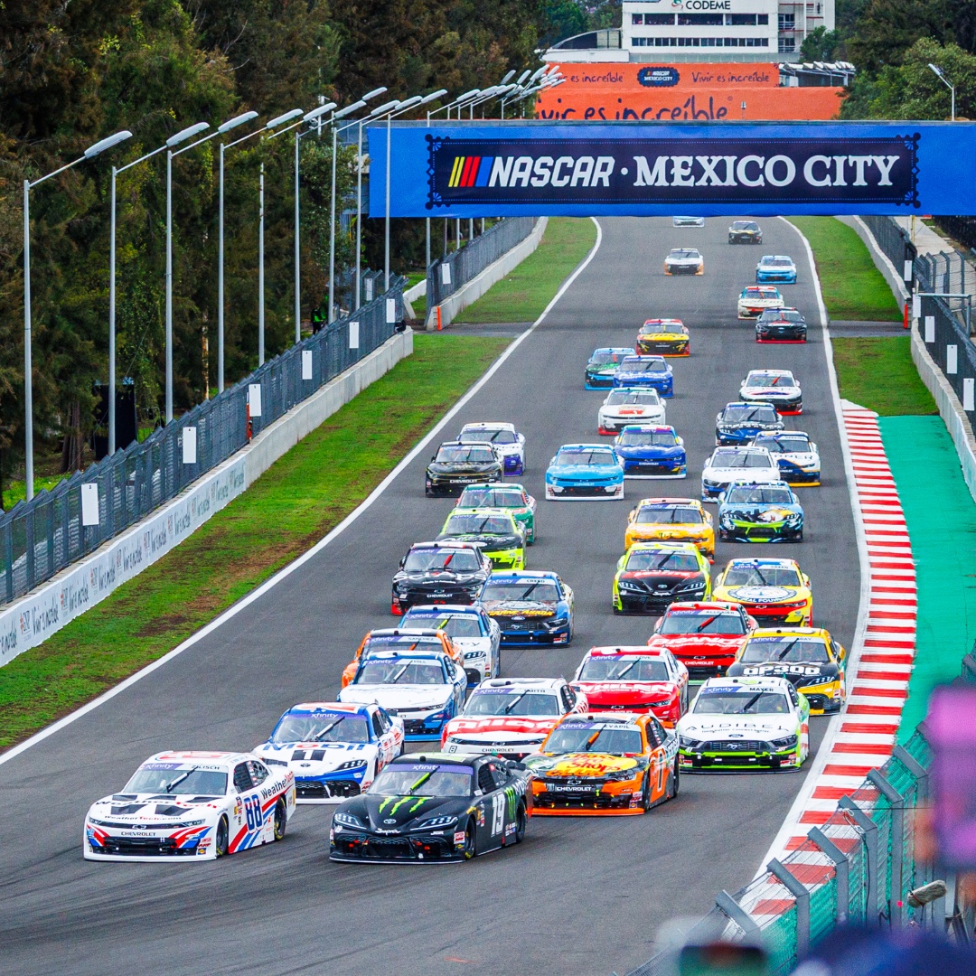 NASCARMexico_'s tweet image. Hace un mes celebramos la pasión por la velocidad en el NASCAR Mexico City Weekend 🇺🇸 🇲🇽 Un fin de semana que pasará a la historia. 🙌🏻
#NASCARMexico #NASCARMexicoCity