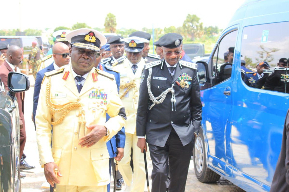 PoliceNG's tweet image. PRESS STATEMENT
IGP COMMISERATES WITH FG, BUHARI FAMILY OVER FORMER PRESIDENT’S DEMISE, ATTENDS BURIAL WITH DIGNITARIES
The Inspector-General of Police, IGP Kayode Adeolu Egbetokun, Ph.D., NPM, on behalf of the officers and men of the Nigeria Police Force, expresses profound…