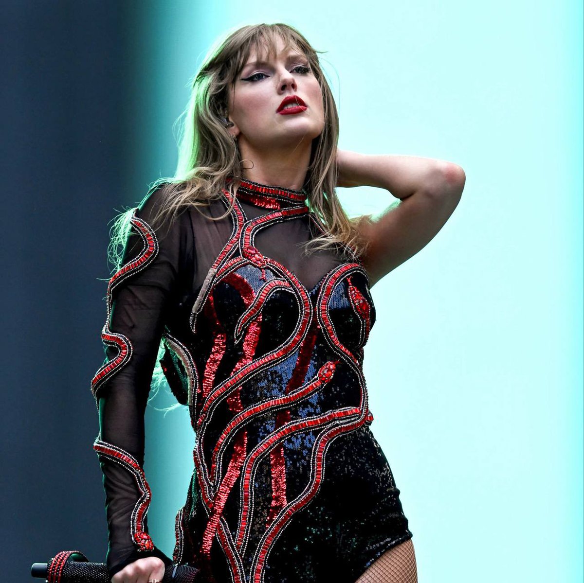 Taylor Swift is set to release a project soon. (Via <a href="/HITSDD/">HITS</a>)