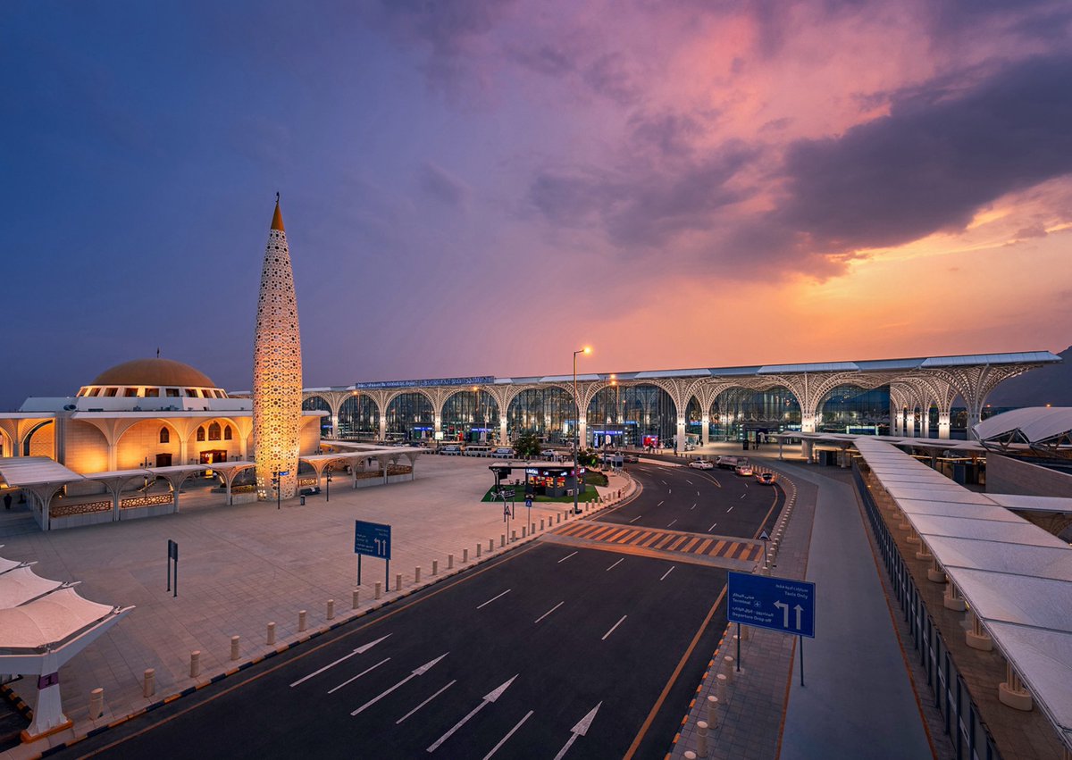 MED_Projects's tweet image. رسميًا:
تدشين السوق الحرة وعدد من المواقع التجارية الجديدة في منطقة الوصول الدولي في #مطار_المدينة، بهدف تعزيز تجربة المسافر وتوسيع الخيارات