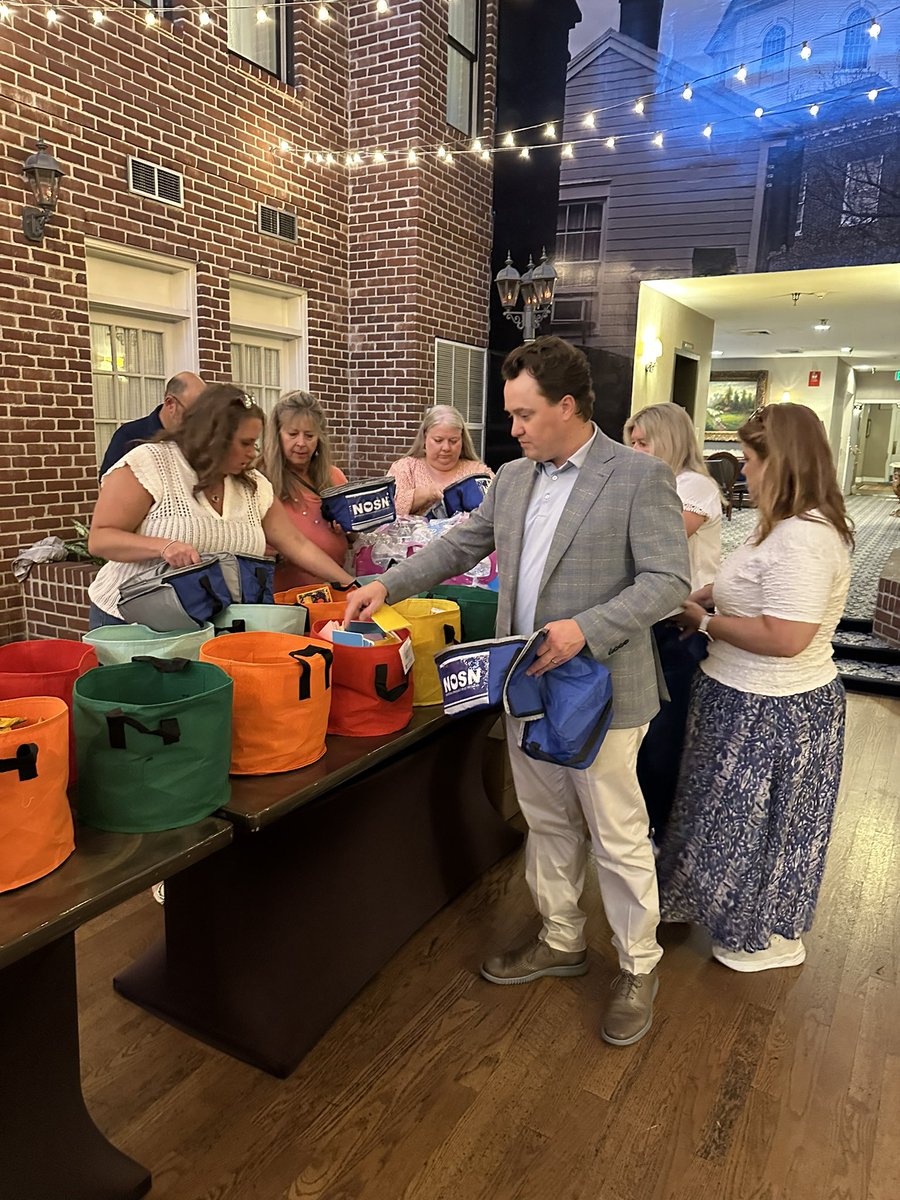 NOSNnetwork's tweet image. As a way to give back to the Annapolis community, the NOSN team filled cooler bags with fun and meaningful items to give to patients at a local infusion center. 

#nosn #healthcare #healthcarereform #oncology #cancercare