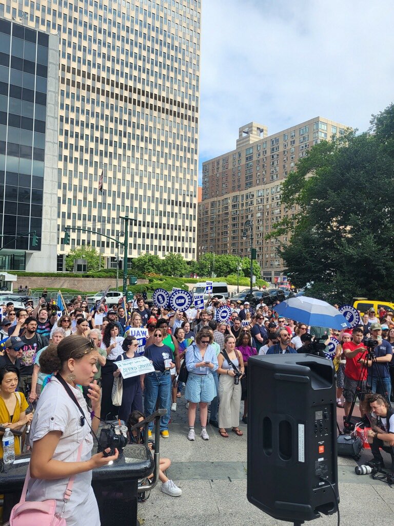 LindaBRosenthal's tweet image. Our legal service providers are holding up the sky for many of our constituents facing eviction across the city.
Their work is invaluable + they deserve a fair, livable wage.
✊@UAW