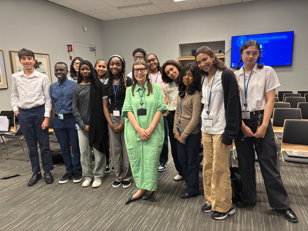 MSKLibrary's tweet image. Today MSK Library's Robin O’Hanlon presented to high school students in MSK’s Bridge to Biostats and Summer Exposure Program on AI Literacy. These programs introduce NYC high school students from underrepresented backgrounds to careers in science, medicine, and research. Students…